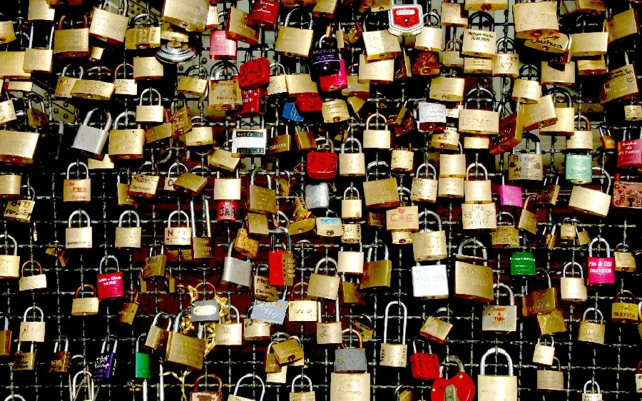 Download an attractive and spectacular background of beautiful and spectacular locks