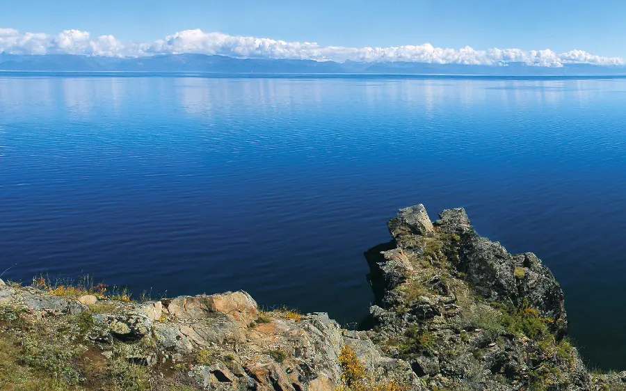 Simple and unedited image of the blue and clear sea 