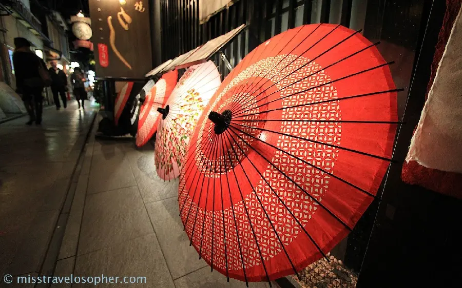 Image of Japanese umbrellas with diverse and beautiful designs displayed for viewing