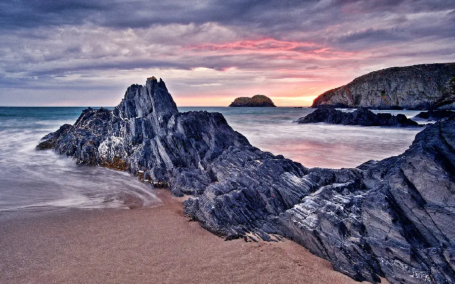 Download a wonderful background of large natural stones by the sea