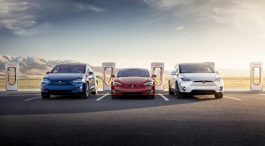 The latest photos of electric and hybrid cars on the road 