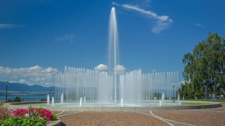 A stylish and cool water wallpaper in a sunny blue sky