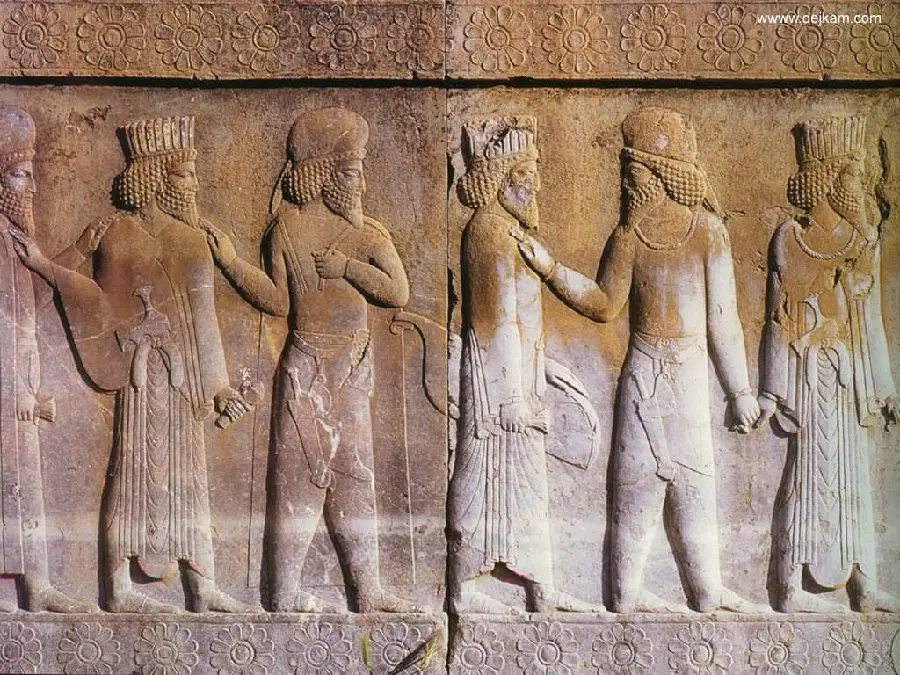  Wallpaper of the petroglyphs of Persian and Median soldiers in the Apadana Palace of Iranian architectural style