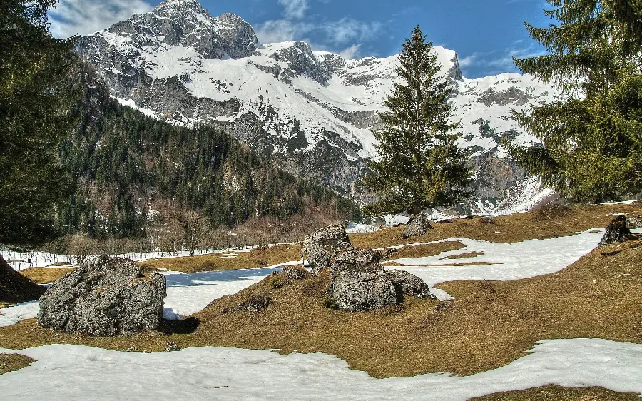 Download a natural snowy winter landscape photo with 4K quality 