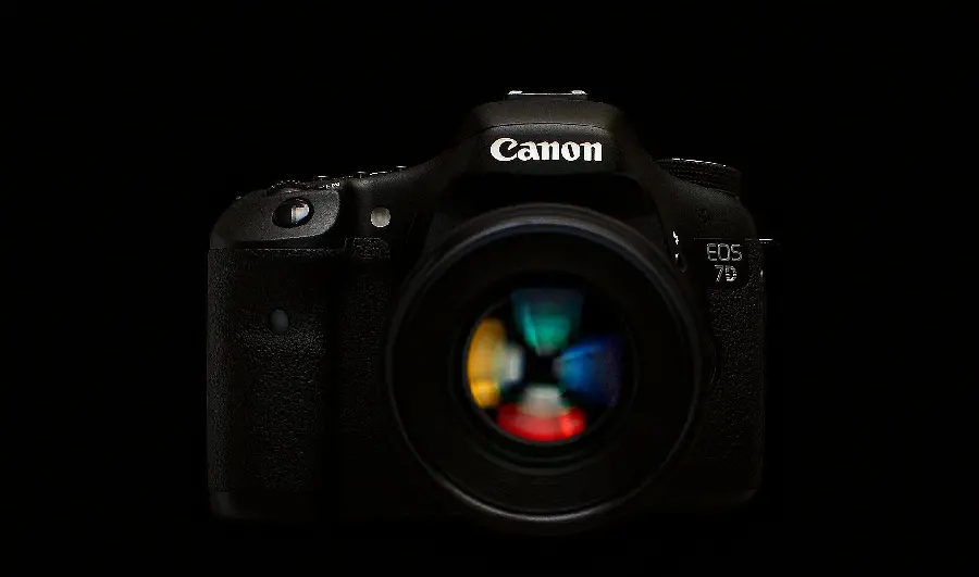 Photo of the Canon EOS 7D camera New Dual-Axis Electronic Level technology for the display and viewfinder with the most appropriate focus and color and brightness 