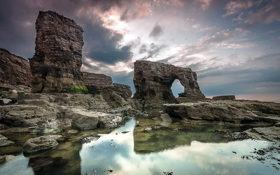 Cool wallpaper design of a photo of an ancient historical monument in Budapest 
