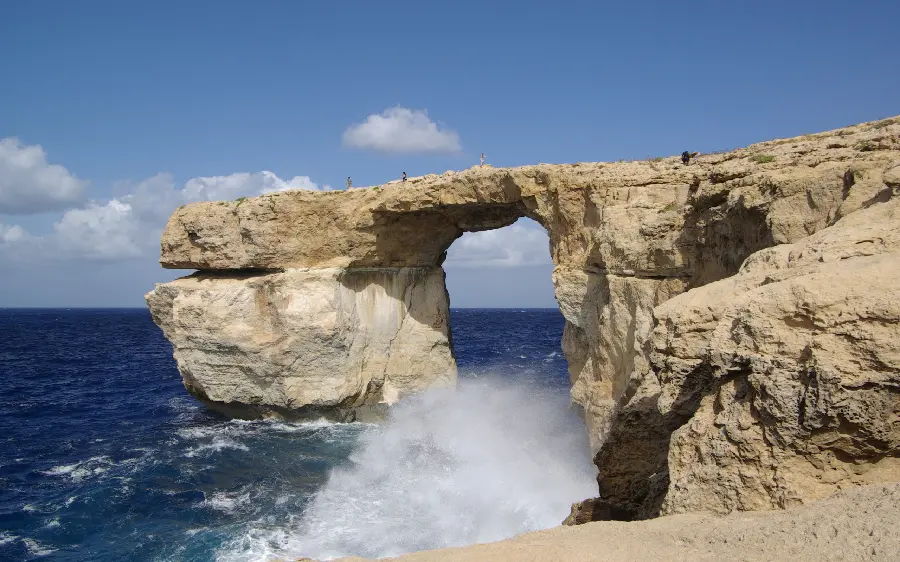 Photo of a cliff on the coast of the great sea for wallpaper of all types of phones 
