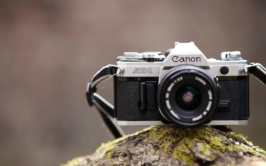 Photo of the Canon AE-1 camera with aperture priority mode suitable for amateur and non-professional photographers