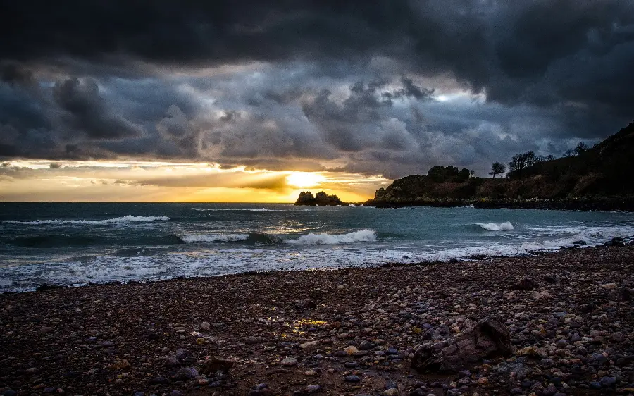 A picture of the ocean and the setting sun with a pure and magical view