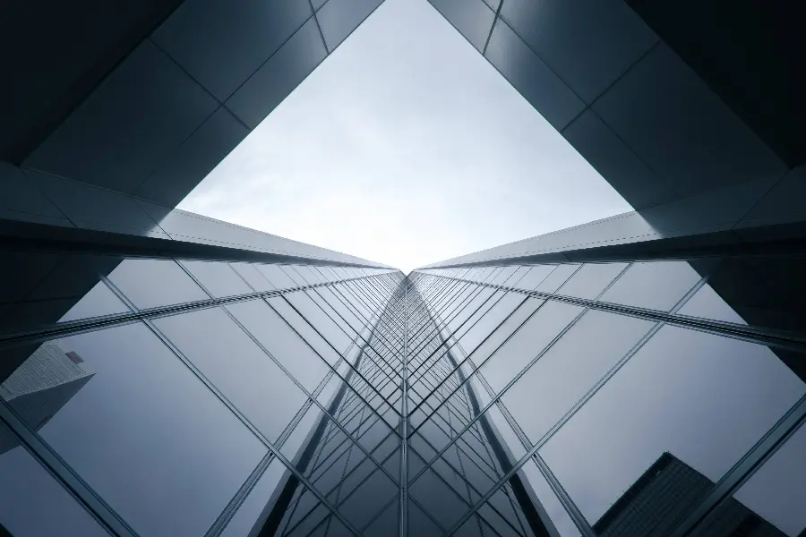 Photo of the beautiful effect of the exterior of the building's transparent glass facade
