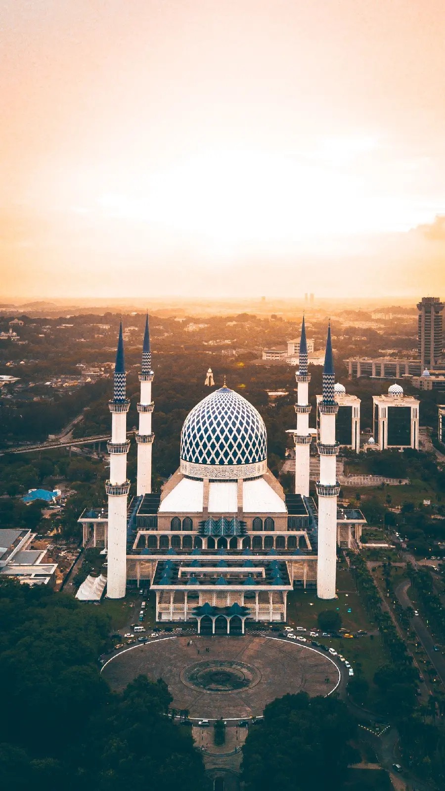 Wallpaper of a historical mosque with Islamic architecture in the city