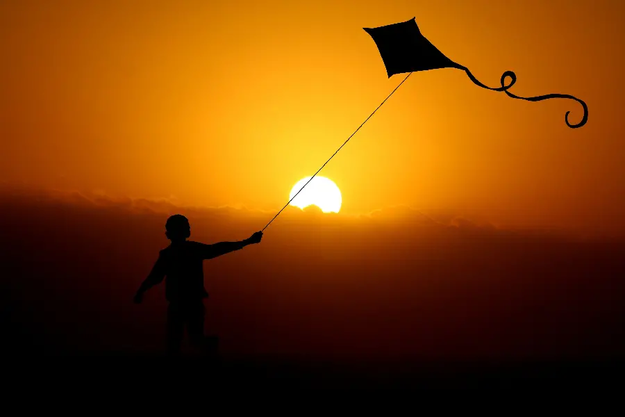 Download the most dreamy wallpaper with a sunset and kite design for your desktop