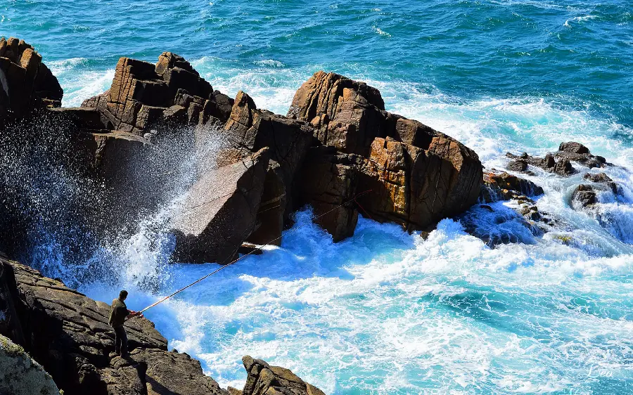 Image of the turbulent and angry ocean, a valuable and expensive natural attraction