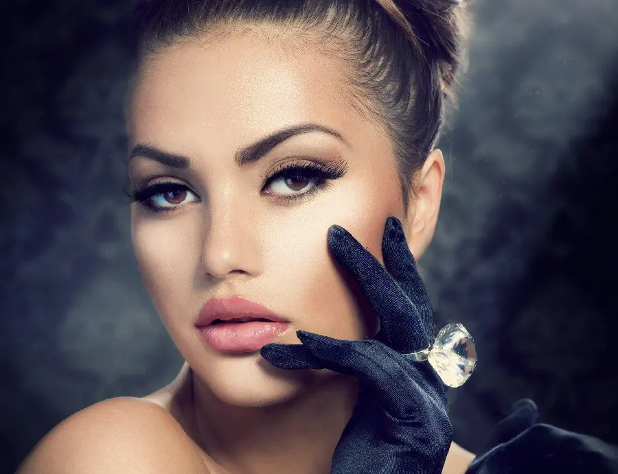 Download HD image of a beautiful and attractive girl with makeup and thick eyelashes
