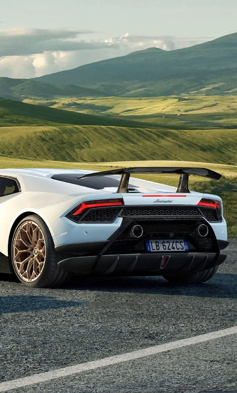 Download photo of Lamborghini Huracán white without editing and filter 