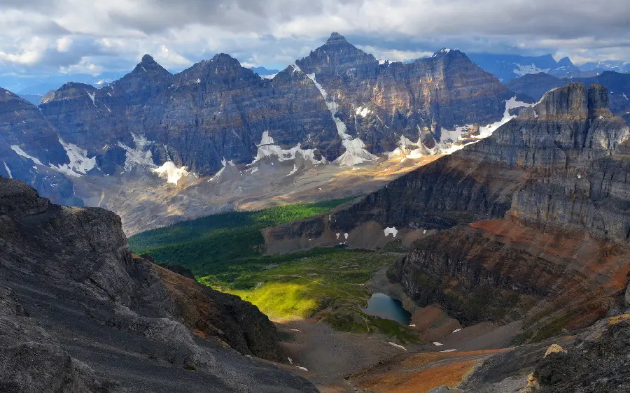 Amazing and eye-catching wallpaper with a mountain view