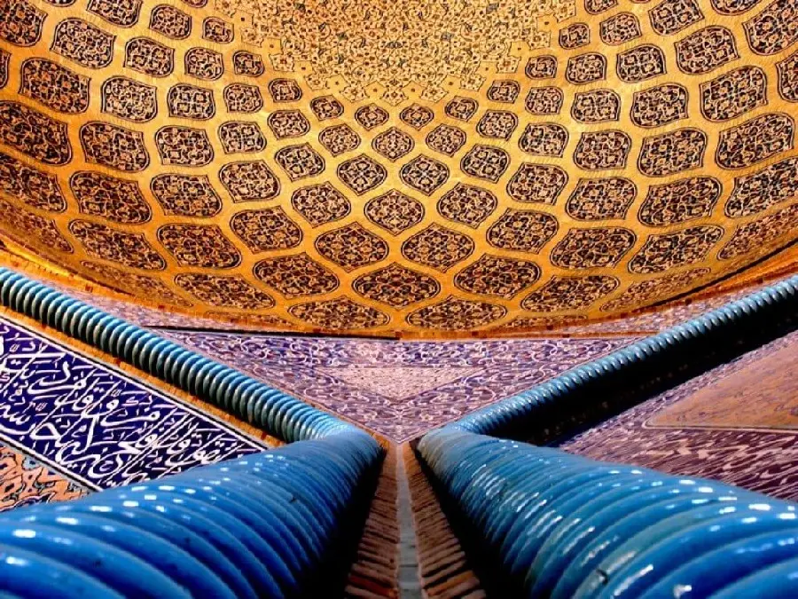A spectacular wallpaper of the combination of religion and art in the Islamic architecture style