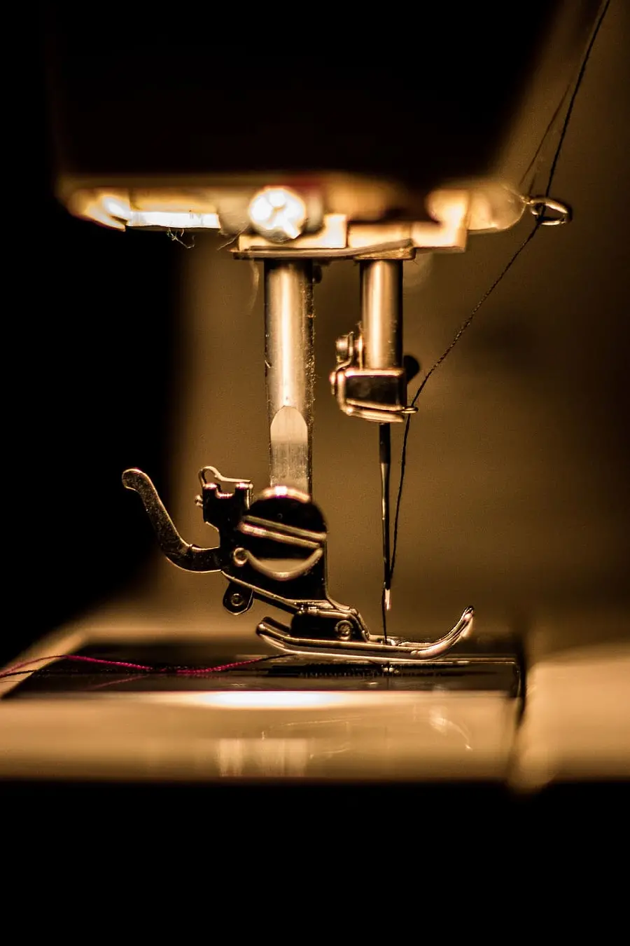 Profile of a threaded sewing machine needle up close for tailors