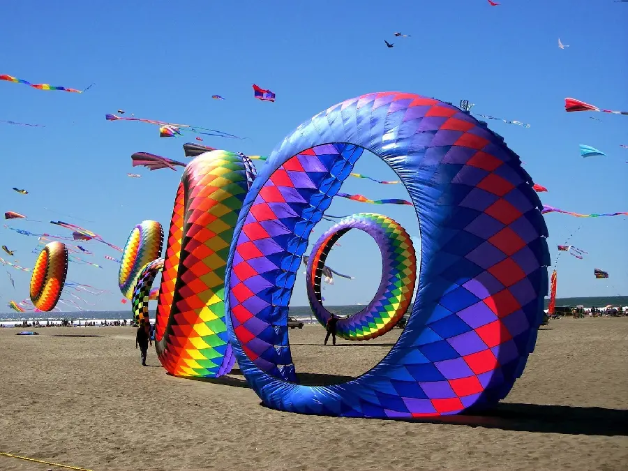 The most mysterious giant rainbow kite on the coast of the Canary Islands 