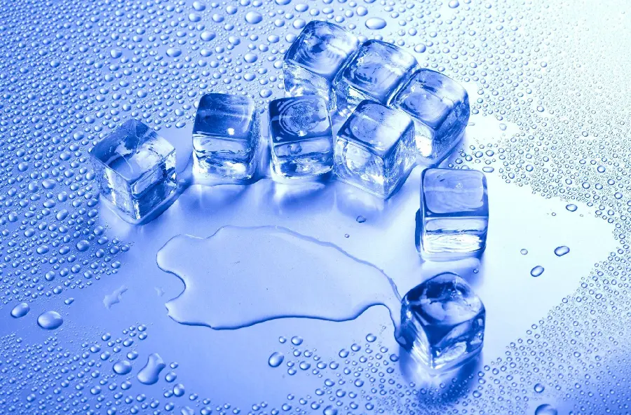 Wallpaper of crystal ice cubes next to cool water drops