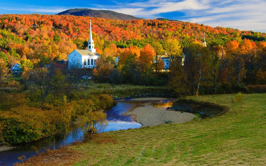 Unique and special wallpaper and a single view of the village and small village in the autumn season
