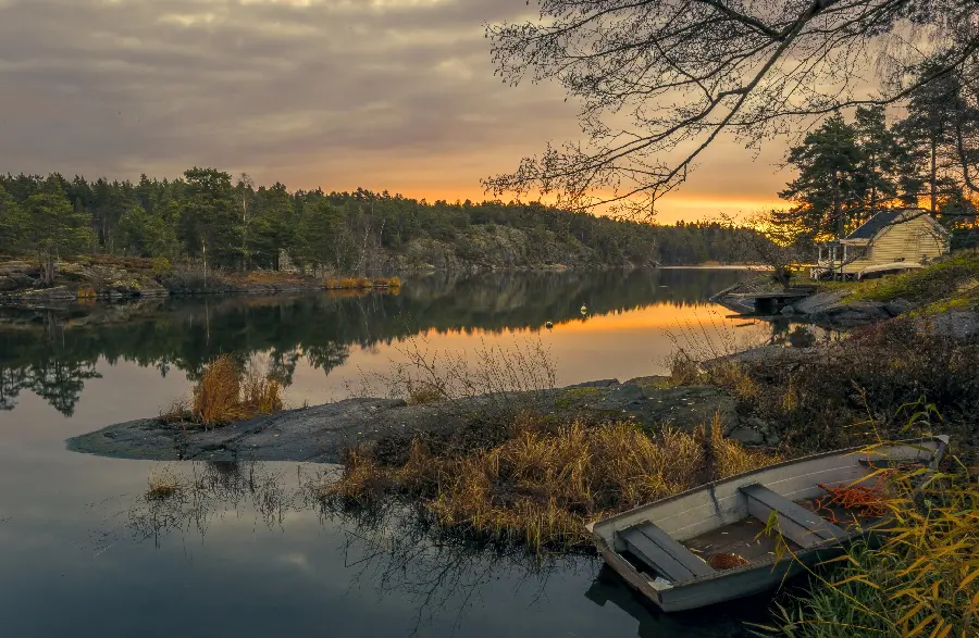 A wonderful wallpaper of a deserted landscape and a wooden cottage