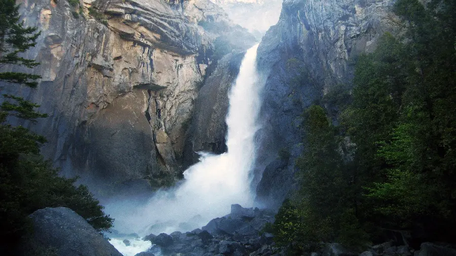 Approval With a beautiful and spectacular view of the high waterfall