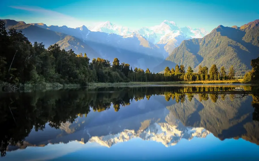 Wallpaper forBeautiful and dreamy Yelli from nature and lake in FULL HD