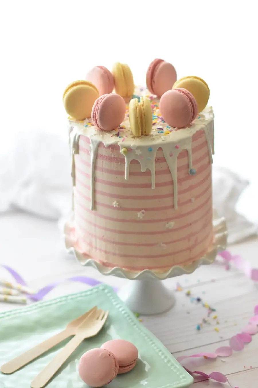 Delicious Photo of Cake with Beautiful Macaron Decoration 
