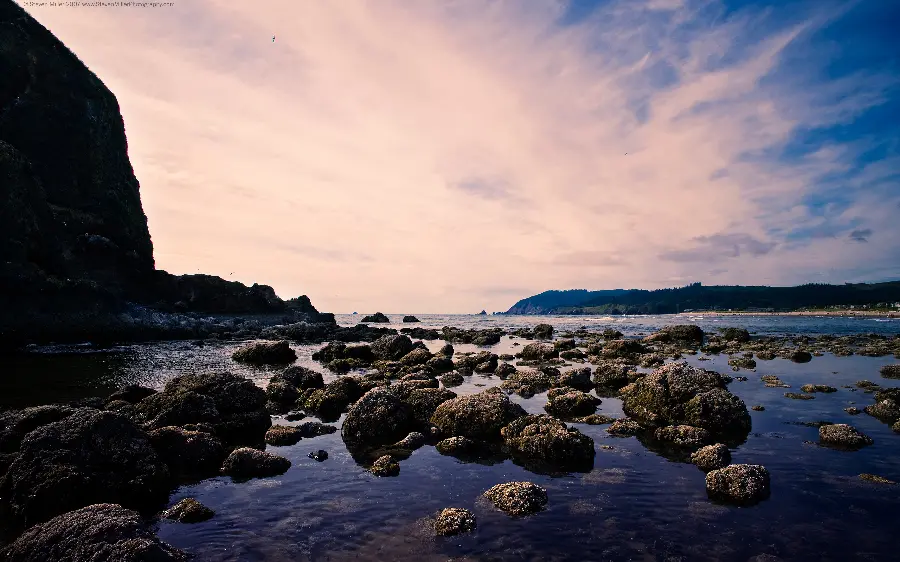 Download a spectacular and impressive photo of a natural landscape of a river full of rocks 