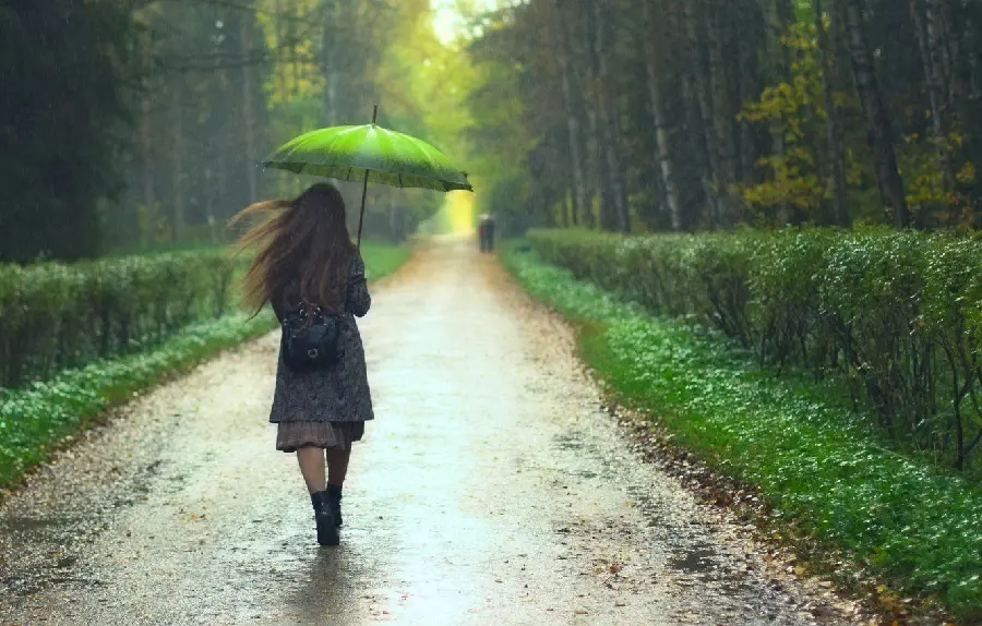 The most beautifulProfile photo and wallpaper of a girl with an umbrella in her hand in 4K quality 
