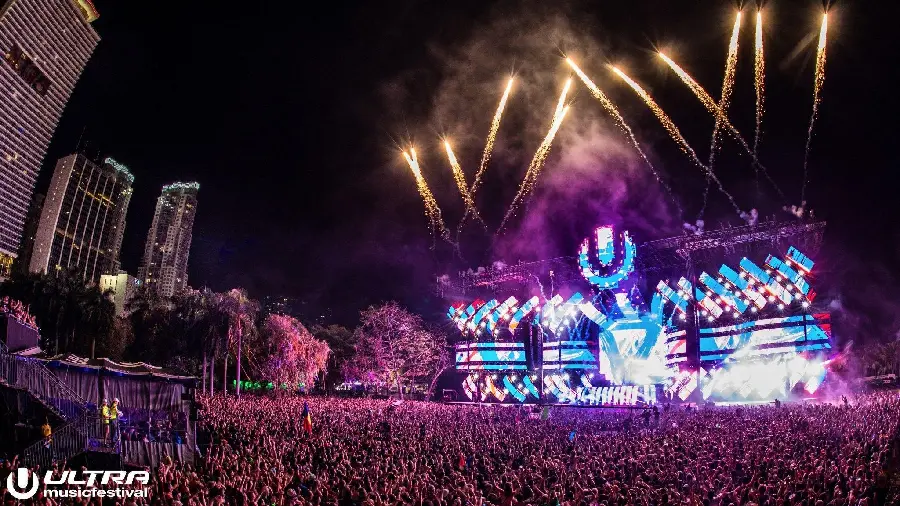 Wallpaper of the festival and music festival in the city withToo many people 