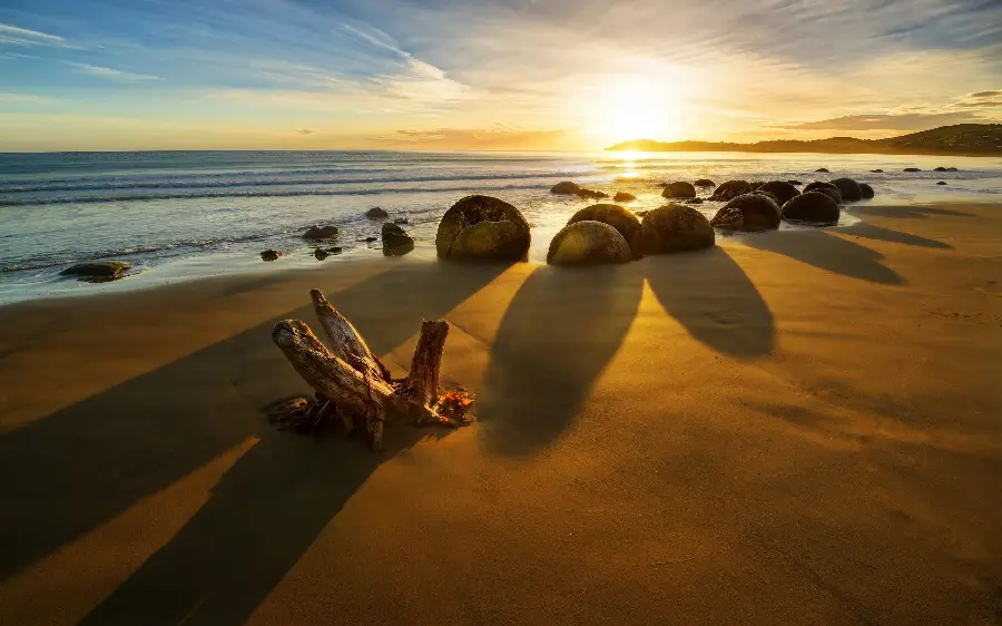 Wallpaper of the beach and sunlight with a wonderful and eye-catching view