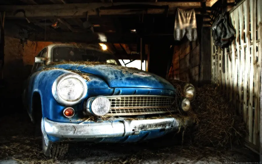 Download high quality wallpaper of an old car in an old warehouse