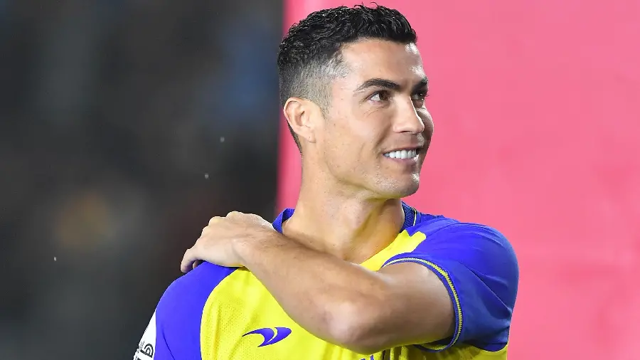 Download a special and interesting picture of Cristiano Ronaldo with the Al-Nasr team shirt