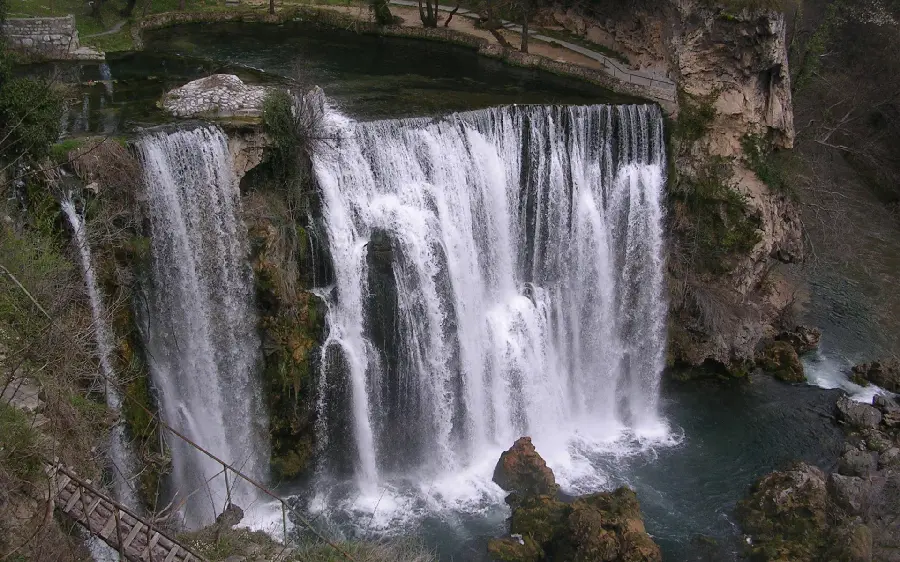 Free download A wonderful and eye-catching photo of a natural waterfall
