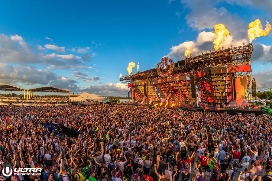 Photo of a large and high-quality music festival held during the day 