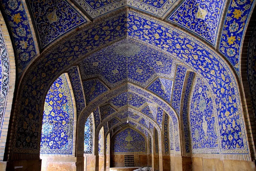 Photo of one of the most famous Iranian architectural sites, the Grand Mosque of Isfahan