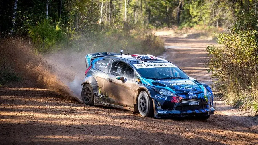 Background image of a rallycross race on dirt roads