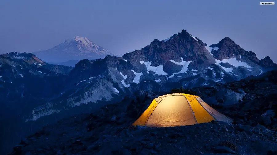 Wallpaper of a camp on the edge of the lake and huge mountains free download 