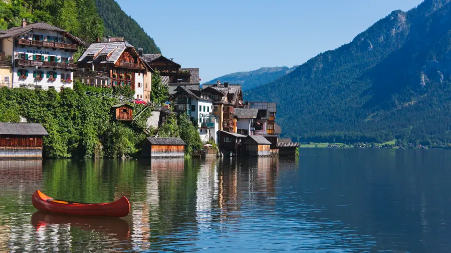 Relaxing image of houses in nature and by the water