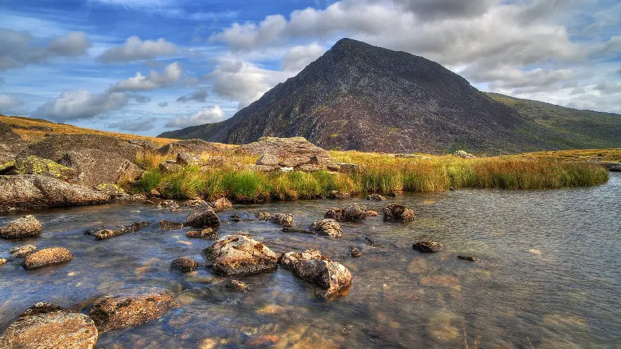 Wallpaper of a peak in Wales for tourists and hikers