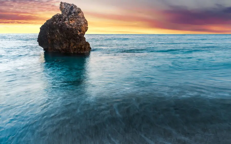 Wallpaper with special lighting of a rock protruding in the middle of the sea for Monitor 