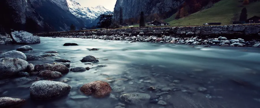 Download the extraordinary image of a beautiful natural stone by the water