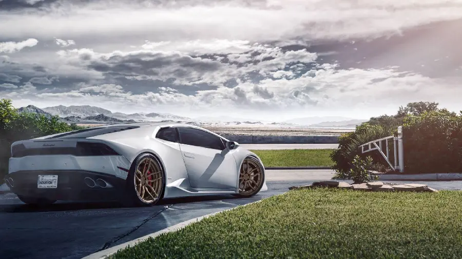 Free and high quality Lamborghini Huracan latest model photo download