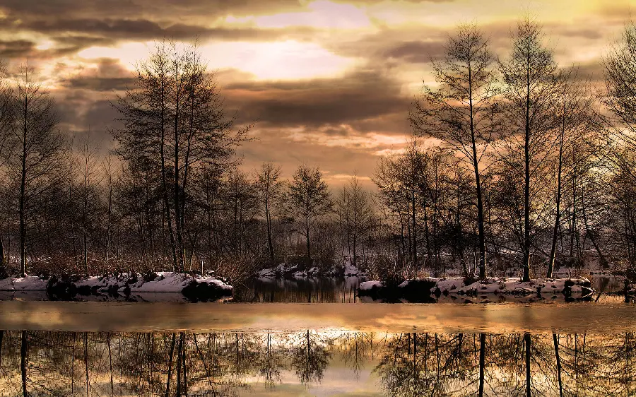 Wallpaper of a wonderful sunset in the sky of a natural attraction location