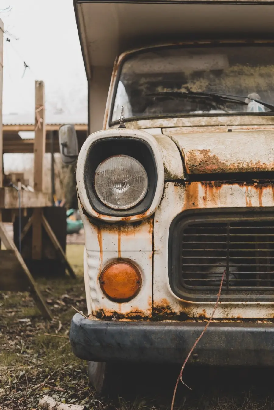 Cool wallpaper of the front view of an old and scrapped car 