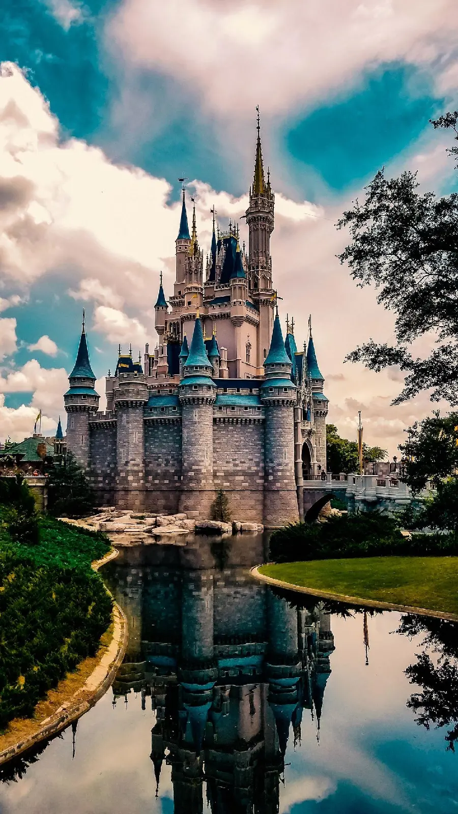 Attractive and Spectacular Wallpaper of Walt Disney Mansion and Palace