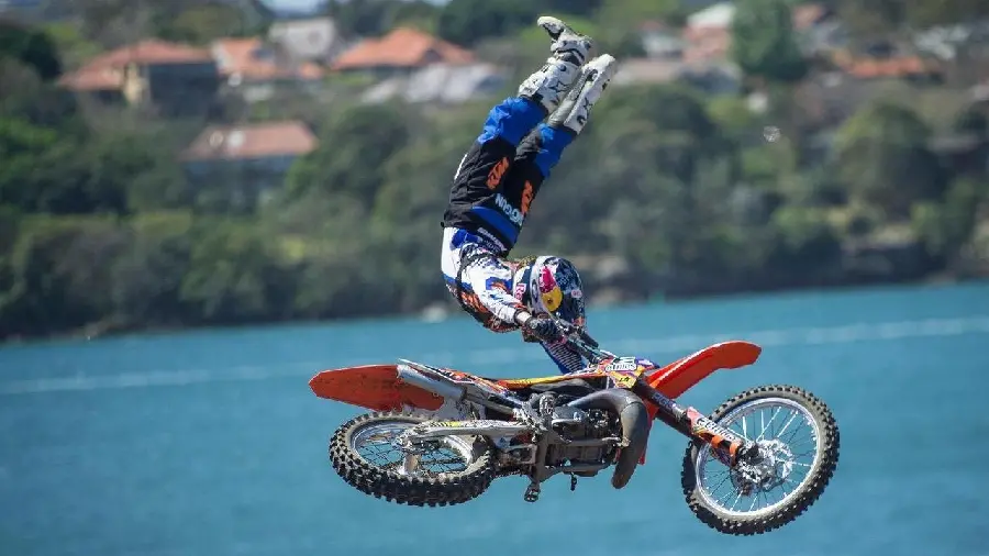 Cool jump profile photo of a high speed trail bike