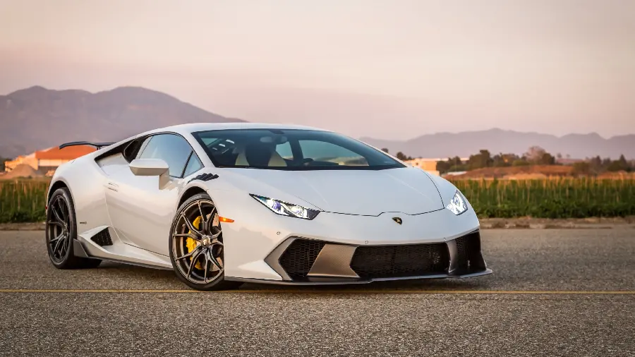 The best car wallpaper with a photo of a Lamborghini Huracan for car lovers 